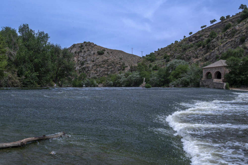 TOLEDO (CASTILLA-LA MANCHA), 07/05/2023.- El río Tajo a su paso por Toledo este domingo. El nuevo plan de cuenca del Tajo y sus repercusiones en el trasvase al Segura han vuelto a reavivar la "guerra del agua" a pocas semanas de las elecciones autonómicas y municipales, por lo que en esta ocasión, la batalla también será en las urnas. EFE/Ismael Herrero