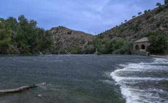 TOLEDO (CASTILLA-LA MANCHA), 07/05/2023.- El río Tajo a su paso por Toledo este domingo. El nuevo plan de cuenca del Tajo y sus repercusiones en el trasvase al Segura han vuelto a reavivar la "guerra del agua" a pocas semanas de las elecciones autonómicas y municipales, por lo que en esta ocasión, la batalla también será en las urnas. EFE/Ismael Herrero