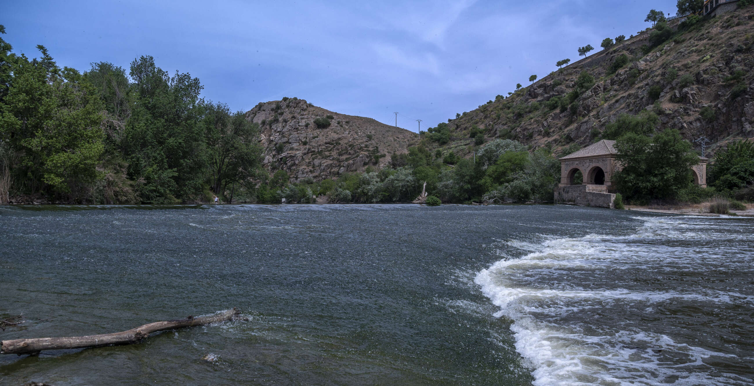 TOLEDO (CASTILLA-LA MANCHA), 07/05/2023.- El río Tajo a su paso por Toledo este domingo. El nuevo plan de cuenca del Tajo y sus repercusiones en el trasvase al Segura han vuelto a reavivar la "guerra del agua" a pocas semanas de las elecciones autonómicas y municipales, por lo que en esta ocasión, la batalla también será en las urnas. EFE/Ismael Herrero