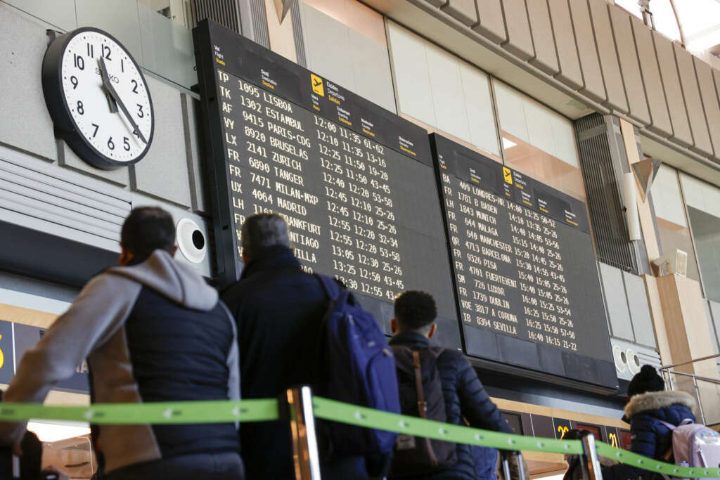 GRAFCVA1043. MANISES (VALENCIA), 30/01/2023.- Primera jornada de huelga a la que están llamados unos 160 controladores aéreos de 16 aeropuertos españoles (en la imagen, el aeropuerto de Manises-Valencia) con torres privatizadas, que gestionan el 28,5 % de tráfico aéreo en España, ante el fracaso de las negociaciones de su cuarto convenio colectivEFE/ Manuel Bruque