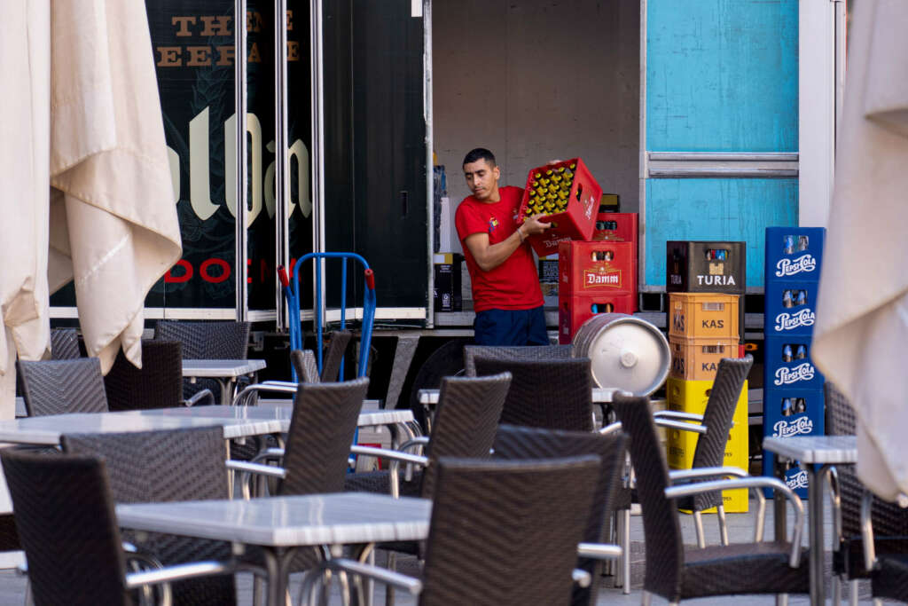 Un camarero trabaja en un bar. EFE/Antonio Garcia