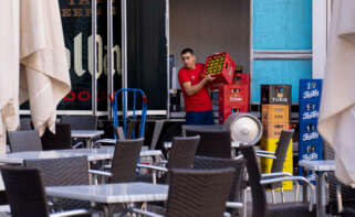 Un camarero trabaja en un bar. EFE/Antonio Garcia