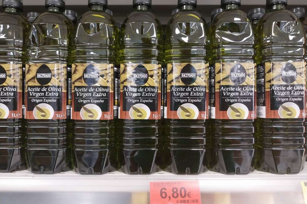 Mercadona y Consum suben un 20% el precio del aceite de oliva en