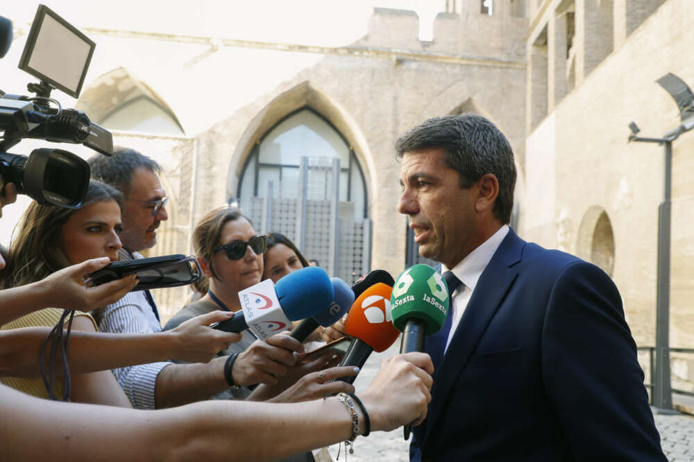 ZARAGOZA, 11/08/2023.- El president de la Generalitat, Carlos Mazón, asiste este viernes a la toma de posesión del presidente de Aragón, Jorge Azcón, un acto celebrado en las Cortes aragonesas. EFE/ Javier Belver