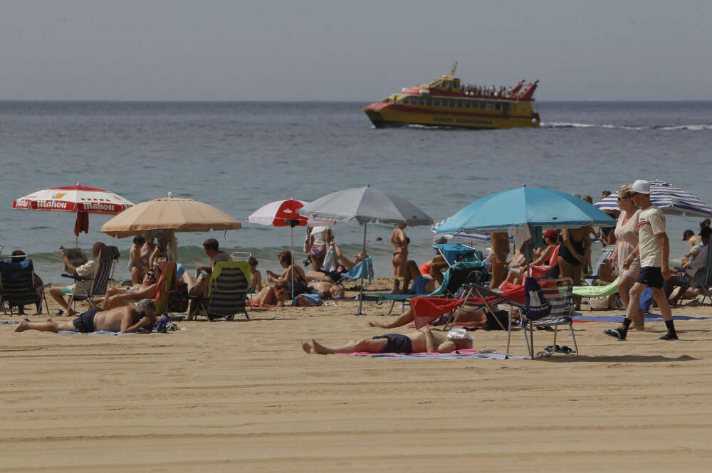 BENIDORM (ALICANTE), 28/04/2023.- Varias personas disfrutan del buen tiempo en la playa de Benidorm, Alicante este viernes. Los hoteles de la Comunidad Valenciana prevén ocupaciones por encima del 90 por ciento durante el puente del 1 de mayo, incluso con "lleno técnico" en algunos puntos como la ciudad de Valencia durante el fin de semana. EFE/ Morell