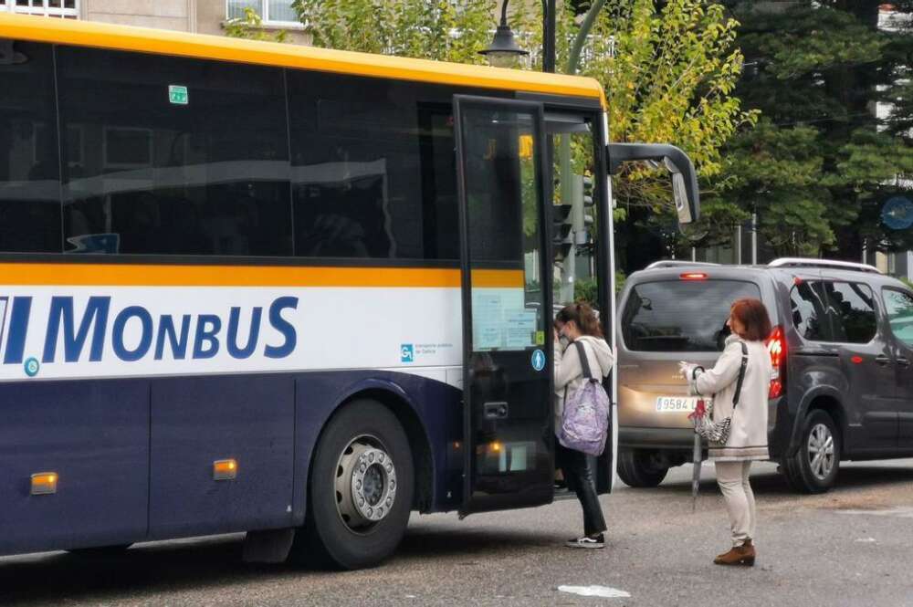 Pasajeras se suben a un autobús de Monbus. | // SANTOS ÁLVAREZ