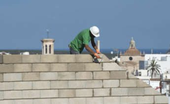 Un obrero trabaja en la construcción de una vivienda. EFE/ David Arquimbau Sintes