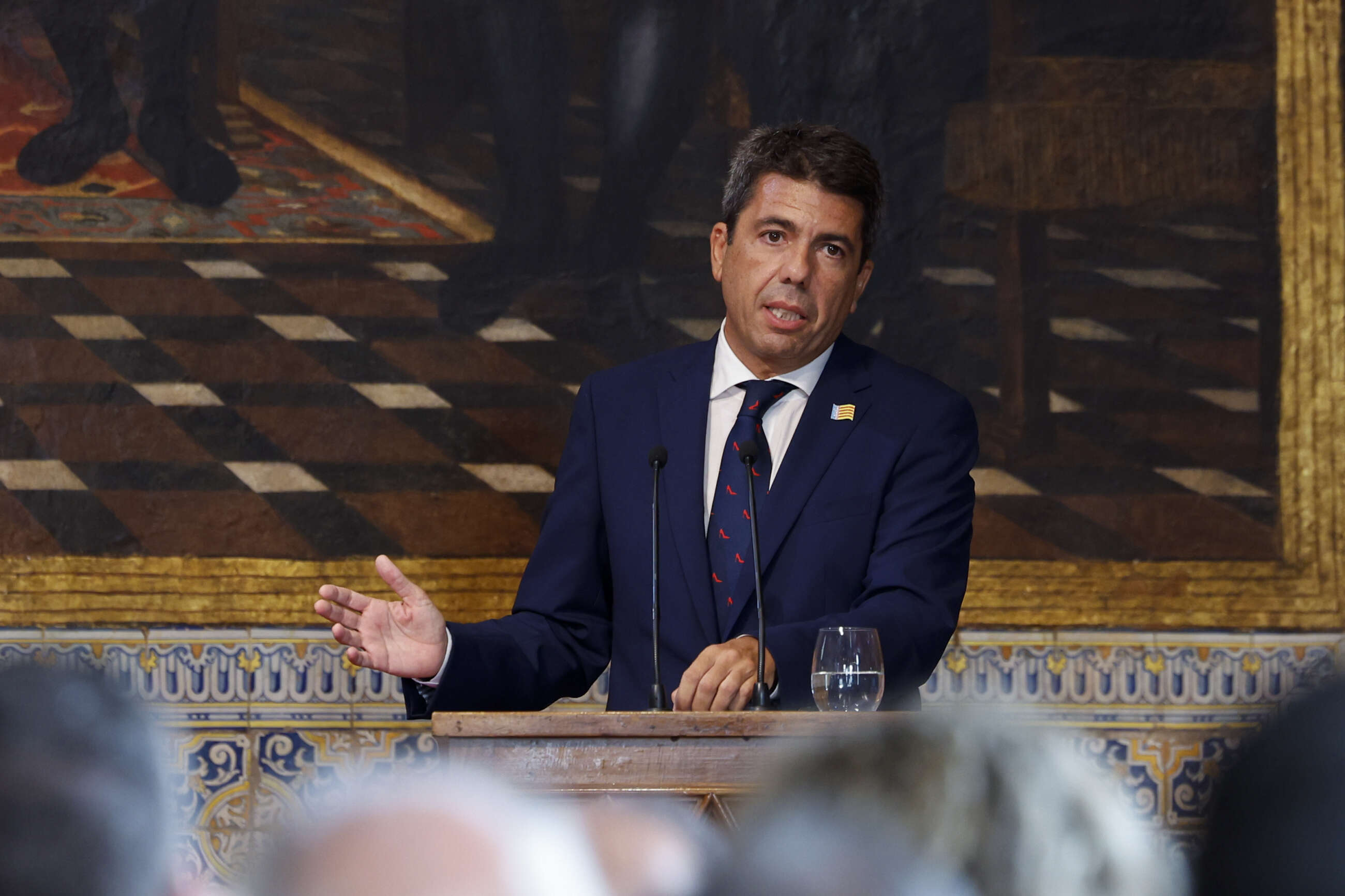 El president de la Generalitat, Carlos Mazón, pronuncia su primer discurso del 9 d'Octubre, Día de la Comunitat Valenciana, desde que tomó posesión de su cargo el pasado 17 de julio y a tres semanas de que su gobierno cumpla los primeros cien días de gestión. EFE/Biel Aliño