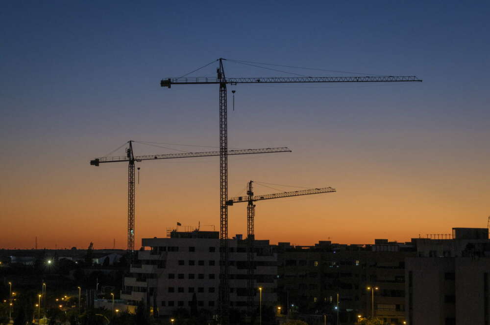 MAIRENA DEL ALJARAFE (SEVILLA), 28/07/2023.- Grúas de viviendas en construcción este mes de julio en Mairena del Aljarafe, Sevilla. La economía española avanzó un 0,4 % entre abril y junio, una décima menos respecto al crecimiento del primer trimestre (0,5 %), después de que el consumo de las familias haya repuntado con fuerza y pese al desplome de las exportaciones de bienes y servicios. Frente al repunte generalizado de todos los sectores en el primer trimestre destaca el avance de la construcción del 2,8 %, y el repunte de los servicios del 1 %. EFE/ Julio Muñoz