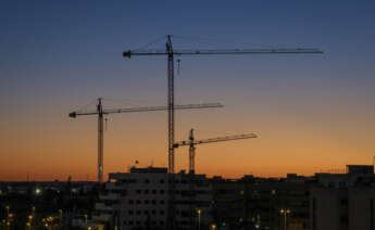 MAIRENA DEL ALJARAFE (SEVILLA), 28/07/2023.- Grúas de viviendas en construcción este mes de julio en Mairena del Aljarafe, Sevilla. La economía española avanzó un 0,4 % entre abril y junio, una décima menos respecto al crecimiento del primer trimestre (0,5 %), después de que el consumo de las familias haya repuntado con fuerza y pese al desplome de las exportaciones de bienes y servicios. Frente al repunte generalizado de todos los sectores en el primer trimestre destaca el avance de la construcción del 2,8 %, y el repunte de los servicios del 1 %. EFE/ Julio Muñoz