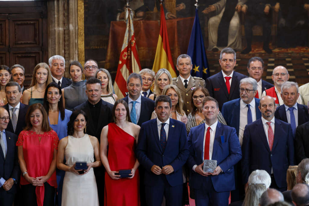 El president de la Generalitat, Carlos Mazón, posa con los galardonados con las distinciones con motivo del 9 d'Octubre. EFE/Biel Aliño