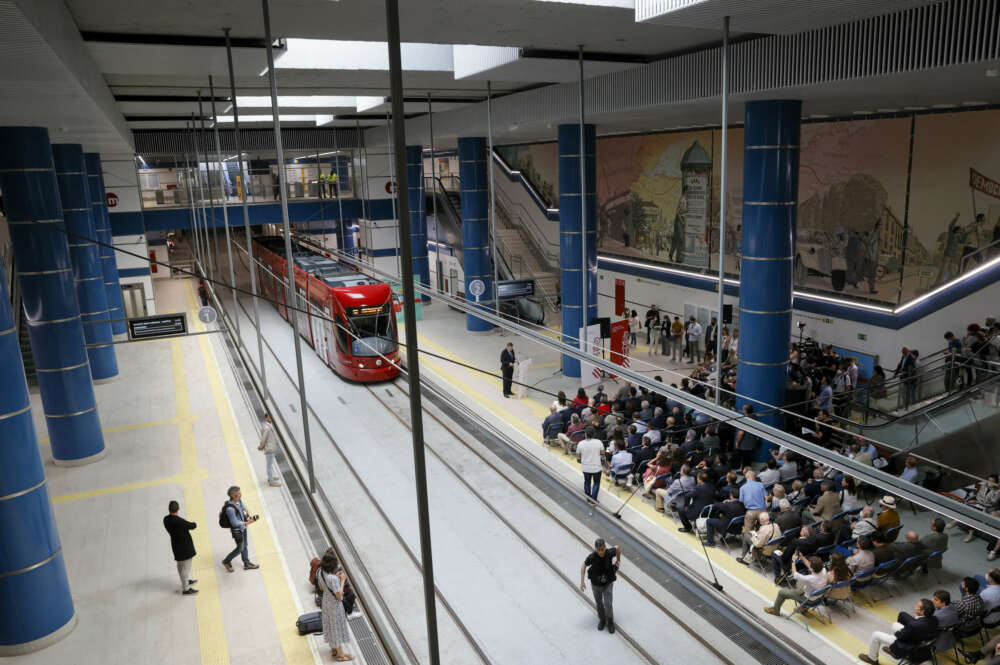 GRAFCVA5864. VALENCIA, 17/05/2022.- Vista general de la estación de Amado Granell durante el viaje inaugural de la nueva línea 10 de Metrovalencia, entre la Estación del Norte de Renfe y el barrio de Nazaret, pasando por la Ciudad de las Artes y las Ciencias, que comienza a funcionar desde este martes. EFE/Juan Carlos Cárdenas