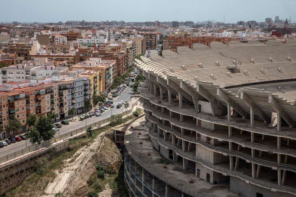 GRAFCVA4984. VALENCIA, 17/05/2021.- Vista general de las obras del Nuevo Mestalla junto al barrio de Benicalap, cuya construcción lleva más de doce años paradas, cuando este lunes la vicealcaldesa Sandra Gómez informa en rueda de prensa sobre la acción del Ayuntamiento respecto a la ATE del Valencia CF. EFE/Biel Alino