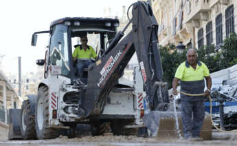 Dos trabajadores en unas obras en la ciudad de Valéncia. EFE/Biel Aliño