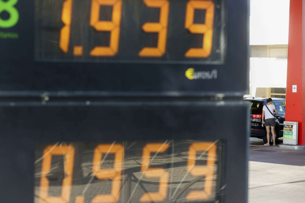 MADRID, 24/08/2023.- Precios en una estación de servicio de Madrid de la gasolina y el gasóleo que se encarecieron de media un 1 % en la última semana, lo que lleva al primer carburante a encadenar siete subidas consecutivas y a marcar su precio más alto en más de un año, coincidiendo con el final de la operación salida por el puente de agosto. EFE/  J.C Hidalgo