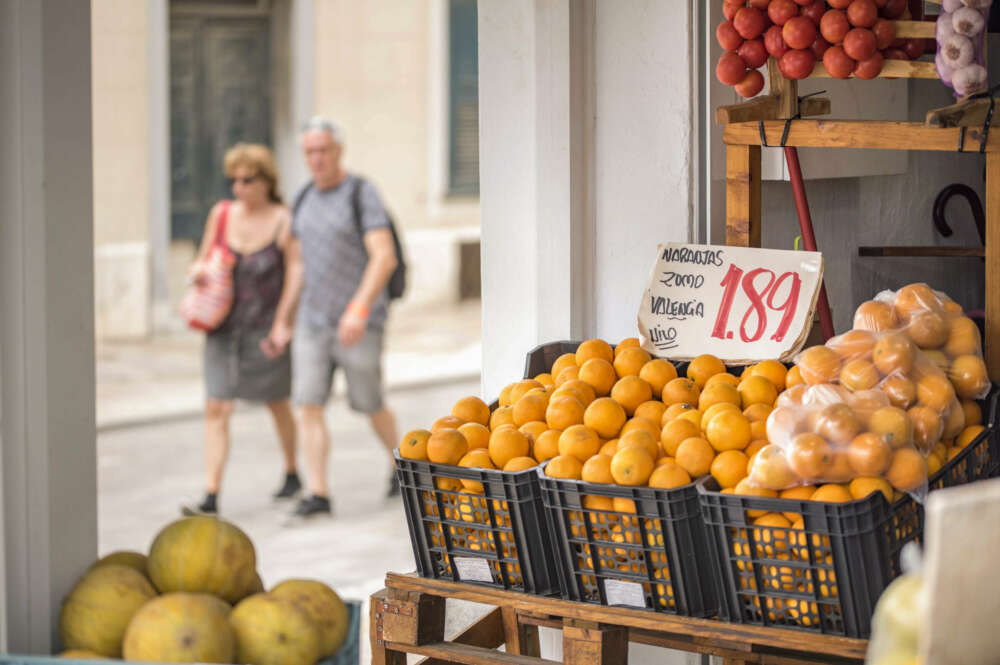 MAHÓN (MENORCA), 13/06/2023.- Vista de los precios este martes en una frutería de Mahón, Menorca. Los precios aumentan en Balears un 3,8 % en mayo. El mayor crecimiento de los precios en mayo se produjo en el grupo de los alimentos y las bebidas no alcohólicas, con un 12,2 %, seguido del alcohol y el tabaco, con un 9,5 %. EFE / David Arquimbau Sintes. naranja