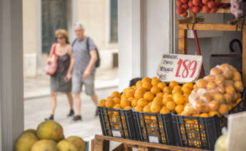 MAHÓN (MENORCA), 13/06/2023.- Vista de los precios este martes en una frutería de Mahón, Menorca. Los precios aumentan en Balears un 3,8 % en mayo. El mayor crecimiento de los precios en mayo se produjo en el grupo de los alimentos y las bebidas no alcohólicas, con un 12,2 %, seguido del alcohol y el tabaco, con un 9,5 %. EFE / David Arquimbau Sintes. naranja