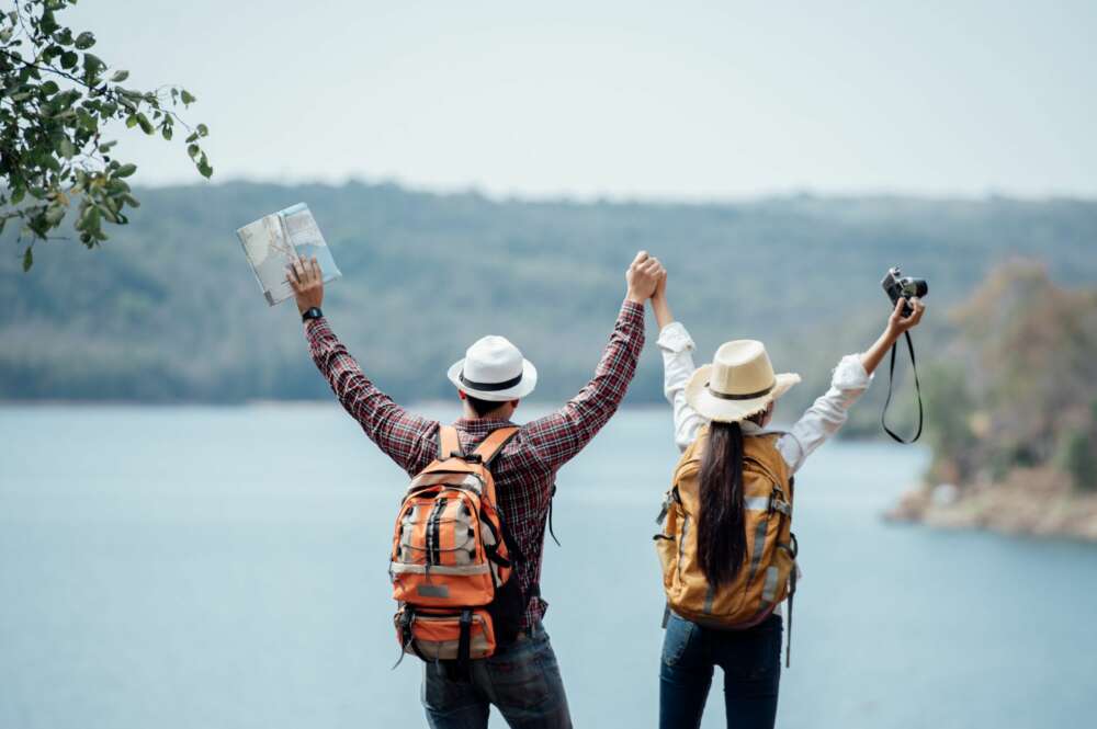 Unos turistas disfrutan de sus vacaciones. Foto: Freepik.