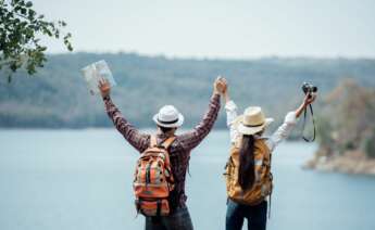 Unos turistas disfrutan de sus vacaciones. Foto: Freepik.