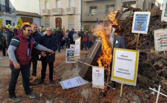 Cientos de agricultores arrancan las protestas con una ‘hoguera del vino’ en Caudete de las Fuentes. Foto: AVA.