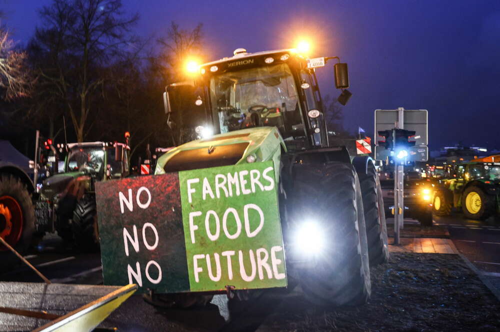 -FOTODELDIA- Berlín (Alemania), 15/01/2024.- Numerosos tractores bloquean las calles durante una manifestaciónl de agricultores en Berlín, Alemania, este 15 de enero de 2024, tras una semana de protestas en todo el país contra la política agrícola del gobierno federal. EFE/Filip Singer