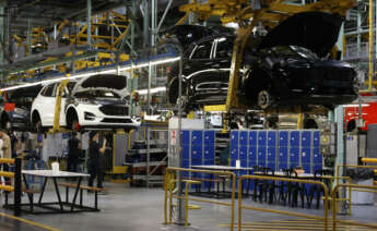 GRAF8844. ALMUSSAFES (VALENCIA), 24/10/2022.- Trabajadores en la fábrica de Ford en Almussafes, Valencia, este lunes. La ministra de Industria, Reyes Maroto, visitará las instalaciones de la fábrica de Ford en Almussafes junto al president de la Generalitat Valenciana, Ximo Puig, su primera visita a Valencia desde que trascendiera que el Grupo Volkswagen baraja retirar la construcción de la gigafactoría de baterías en Sagunto ante las dudas sobre el volumen de ayudas de inversión que puedan recibir del PERTE del vehículo eléctrico y conectado. EFE/ Kai Forsterling