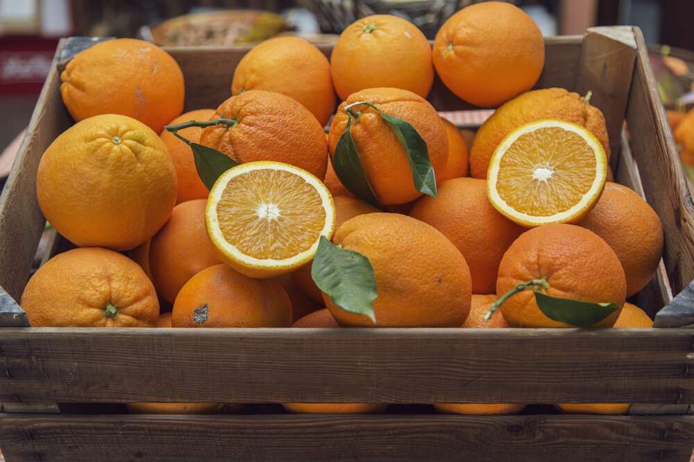 Una caja de naranjas. Foto: Freepik.