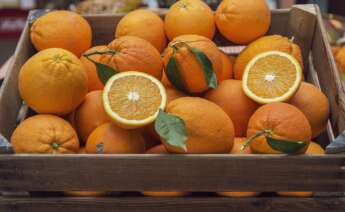 Una caja de naranjas. Foto: Freepik.