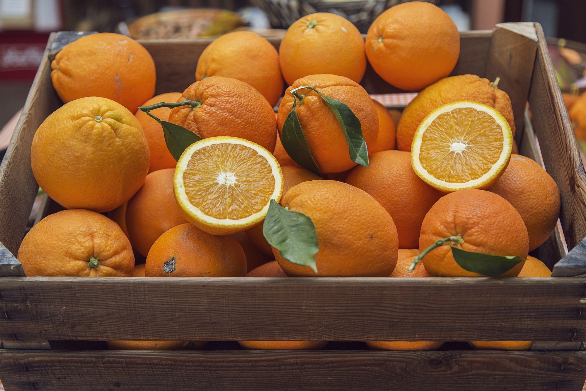 Una caja de naranjas. Foto: Freepik.