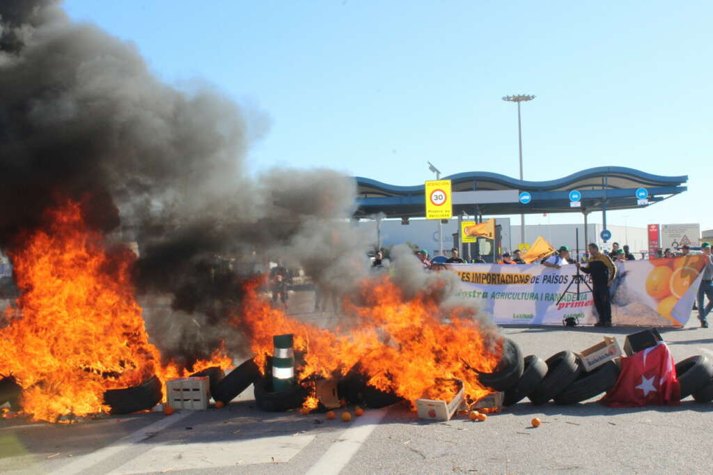 Más de 200 personas y 100 tractores de LA UNIÓ han cortado los accesos a PortCastelló