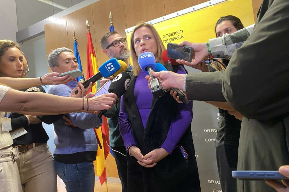La delegada del Gobierno en la Comunitat Valenciana, Pilar Bernabé, atiende a los medios de comunicación. Foto: EFE.