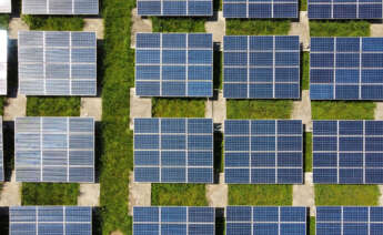 Paneles solares. Instalación fotovoltaica. Renovables.