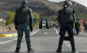 GRAFCVA8375. VILLENA (ALICANTE), 16/02/2024.- Dos agentes de la Guardía Civil bloquean el paso a la columna de tractores que se dirige a la A-31 en el marco de las protestas por la crisis del campo, en una jornada donde las movilizaciones se concentran en la provincia y Santander. EFE/Morell