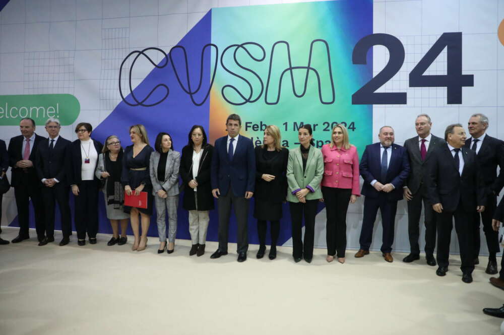 oto de familia de los asistentes a la inauguración de Cevisama, en el Foro Centro de Feria Valencia.