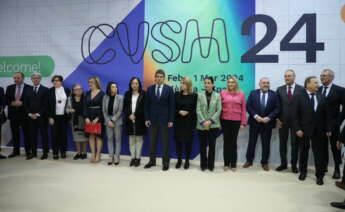 oto de familia de los asistentes a la inauguración de Cevisama, en el Foro Centro de Feria Valencia.