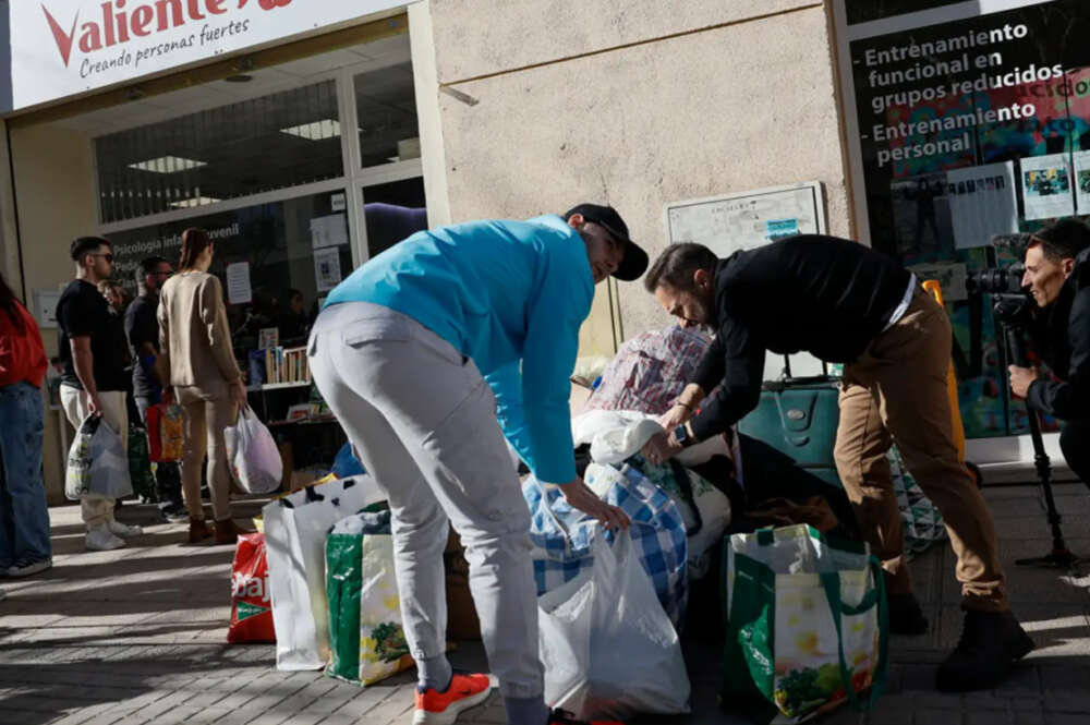 Numerosas personas se han acercado a dejar ropa, mantas y calzado para los vecinos afectados por el incendio de un edificio de Valencia. Foto: EFE/Biel Aliño