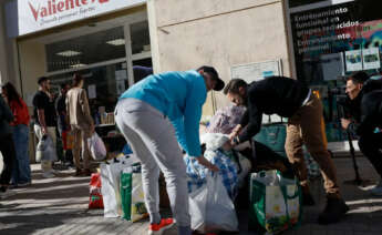 Numerosas personas se han acercado a dejar ropa, mantas y calzado para los vecinos afectados por el incendio de un edificio de Valencia. Foto: EFE/Biel Aliño