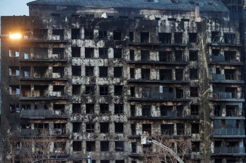 Imagen del edificio de Valencia incenciado. EFE/Manuel Bruque