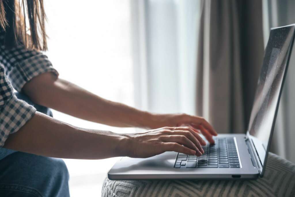 Una persona utiliza el ordenador. Foto: Freepik.