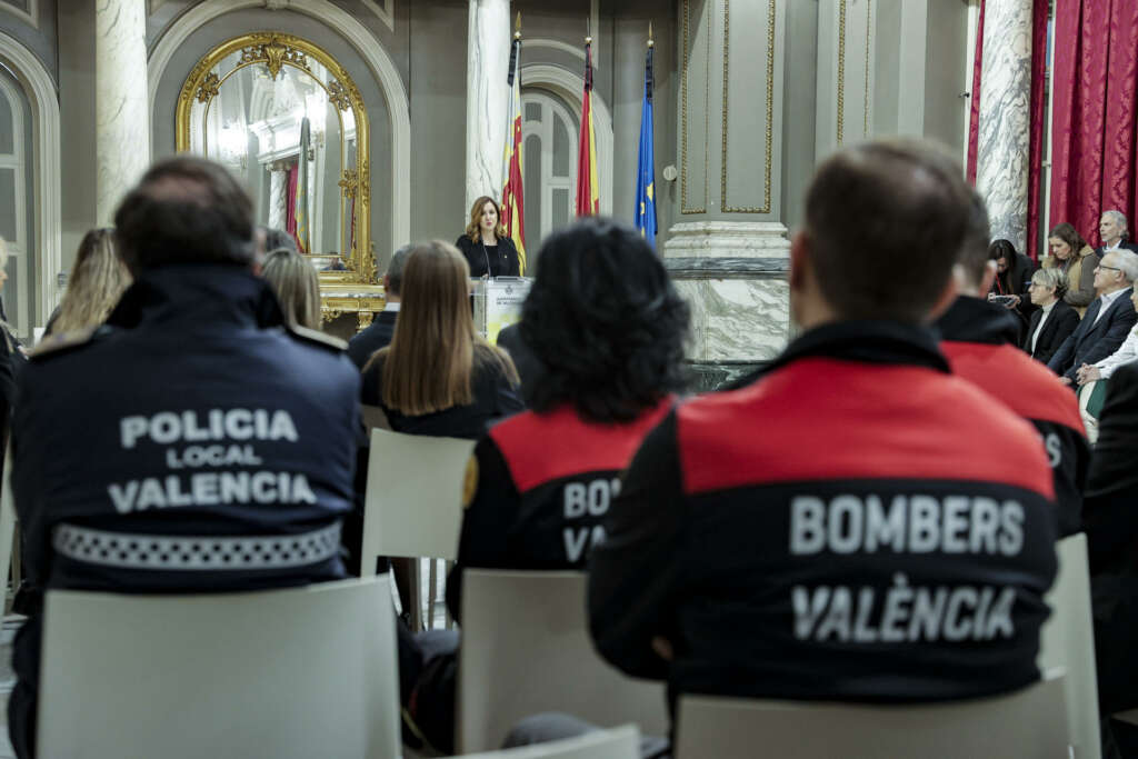 GRAFCVA8628. VALENCIA, 24/02/2024.- El Ayuntamiento de València ha celebrado este sábado un pleno extraordinario y urgente en el que ha aprobado una moción que transmite el pésame a las personas afectadas por el incendio del edificio de la ciudad en el que han muerto diez personas y agradece la solidaridad mostrada. En la imagen la alcaldesa Catalá durante el pleno. EFE/Manuel Bruque