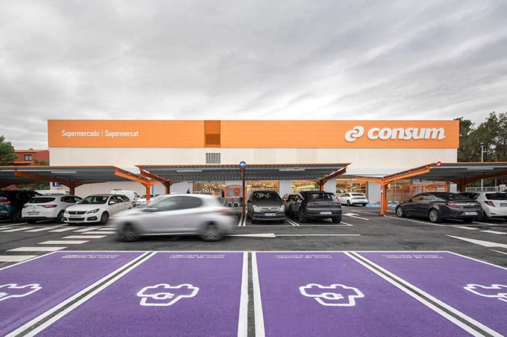 Consum duplica el número de supermercados con servicio de recarga rápida para vehículos eléctricos