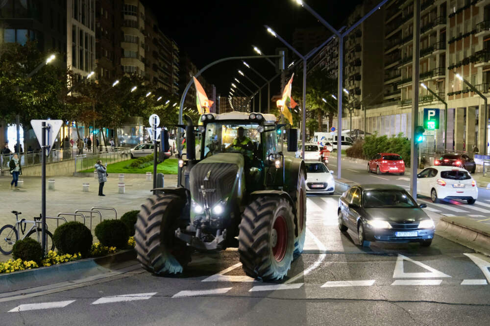 LOGROÑO, 08/03/2024.-Los agricultores riojanos vuelven a sacar los tractores a la Gran Vía logroñesa para continuar manifestando su malestar por la falta de acuerdo en las negociaciones con el ministerio. EFE/ Fernando Díaz