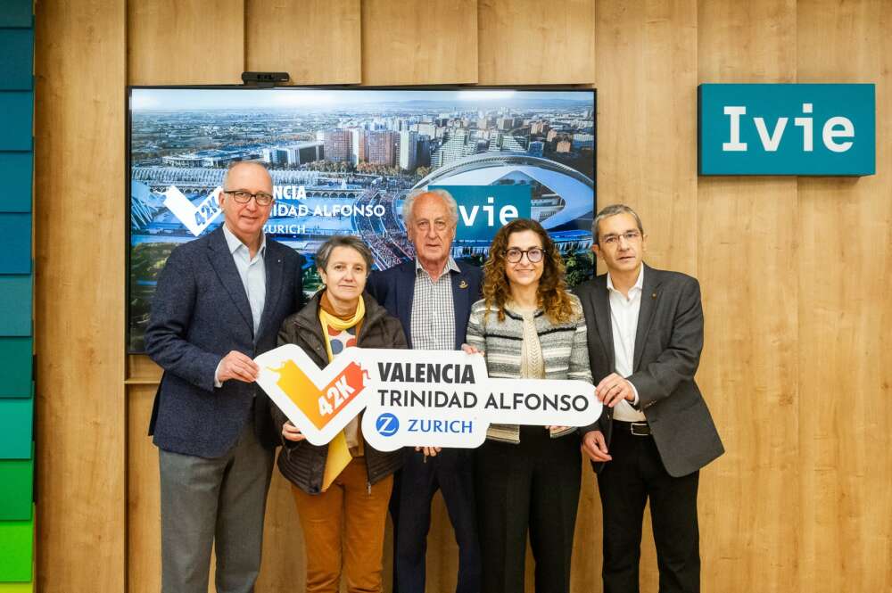 Juan Miguel Gómez, director de la Fundación Trinidad Alfonso; Mª Ángeles Vidal, directora gerente de la Fundación Deportiva Municipal; Paco Borao, presidente de la SD Correcaminos; Eva Benages, economista del Ivie; y Joaquín Maudos, director adjunto del Ivie. Foto: IVIE.