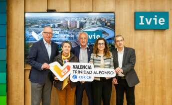 Juan Miguel Gómez, director de la Fundación Trinidad Alfonso; Mª Ángeles Vidal, directora gerente de la Fundación Deportiva Municipal; Paco Borao, presidente de la SD Correcaminos; Eva Benages, economista del Ivie; y Joaquín Maudos, director adjunto del Ivie. Foto: IVIE.