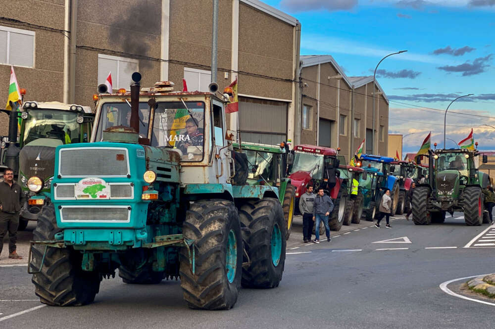 ALBERITE (ESPAÑA), 08/03/2024.- Un grupo de agricultores se concentra este viernes, en Alberite (La Rioja) con la intención de ralentizar la marcha en la nacional 111. EFE/ Fernando Díaz