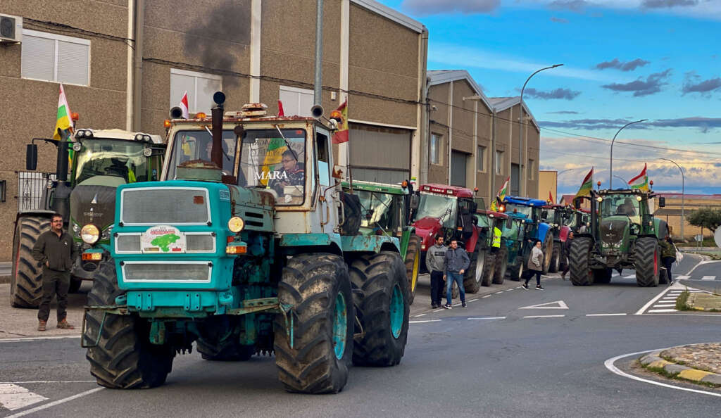 ALBERITE (ESPAÑA), 08/03/2024.- Un grupo de agricultores se concentra este viernes, en Alberite (La Rioja) con la intención de ralentizar la marcha en la nacional 111. EFE/ Fernando Díaz