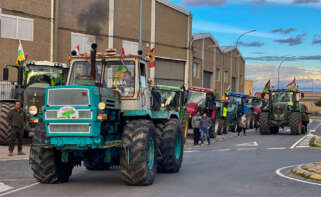 ALBERITE (ESPAÑA), 08/03/2024.- Un grupo de agricultores se concentra este viernes, en Alberite (La Rioja) con la intención de ralentizar la marcha en la nacional 111. EFE/ Fernando Díaz