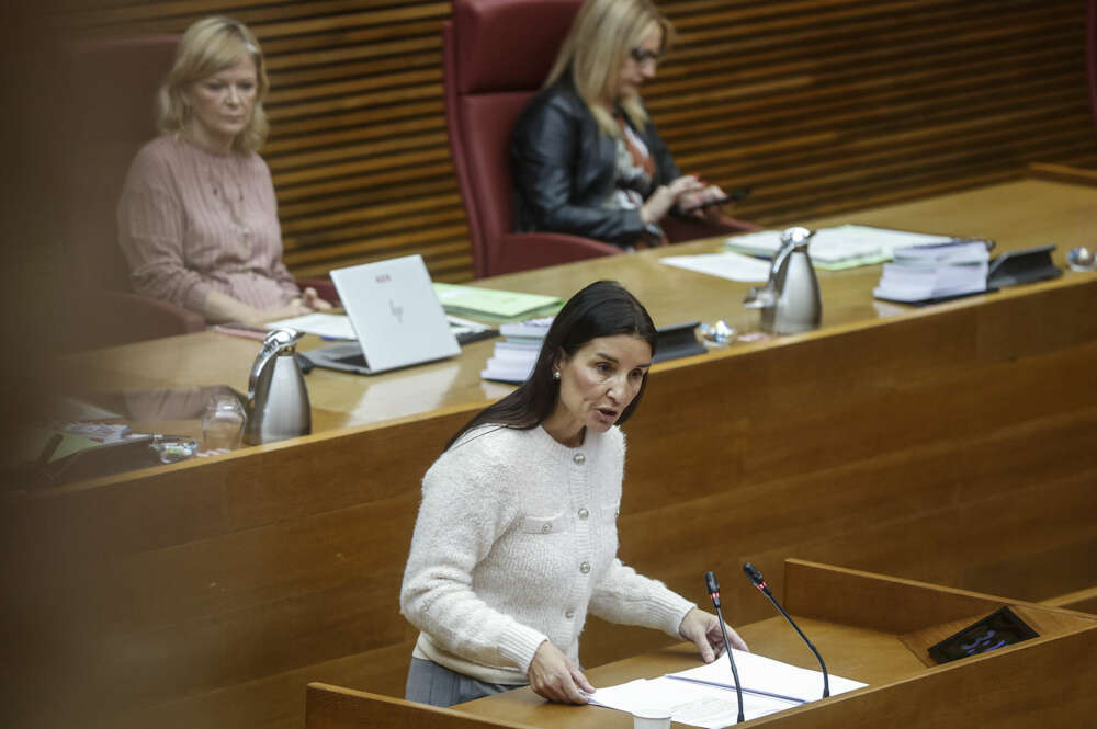 La consellera de Hacienda, Ruth Merino (c), interviene durante un pleno en Les Cortes de Valencia, a 20 de noviembre de 2023, en Valencia, Comunidad Valenciana (España). Les Corts Valencianes celebran dos plenos para debatir y votar las enmiendas de totalidad a los presupuestos de la Generalitat de 2024 y su ley de acompañamiento, y un tercero para analizar los pactos que han permitido la investidura del presidente del Gobierno. Hoy, se debaten las enmiendas que tanto el PSPV-PSOE como Compromís piden devolver al Consell, el proyecto de ley de presupuestos de la Generalitat para 2024, los primeros que ha elaborado el Gobierno valenciano de coalición del PP y Vox. Los presupuestos ascienden a 29.732 millones de euros, y según el Consell, dedican el 83 % al gasto social. 20 NOVIEMBRE 2023;VALÈNCIA;DEBATE;CORTES;PLENO;LEY;PRESUPUESTOS;APROBACIÓN;VOTACIÓN Rober Solsona / Europa Press (Foto de ARCHIVO) 20/11/2023