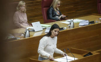 La consellera de Hacienda, Ruth Merino (c), interviene durante un pleno en Les Cortes de Valencia, a 20 de noviembre de 2023, en Valencia, Comunidad Valenciana (España). Les Corts Valencianes celebran dos plenos para debatir y votar las enmiendas de totalidad a los presupuestos de la Generalitat de 2024 y su ley de acompañamiento, y un tercero para analizar los pactos que han permitido la investidura del presidente del Gobierno. Hoy, se debaten las enmiendas que tanto el PSPV-PSOE como Compromís piden devolver al Consell, el proyecto de ley de presupuestos de la Generalitat para 2024, los primeros que ha elaborado el Gobierno valenciano de coalición del PP y Vox. Los presupuestos ascienden a 29.732 millones de euros, y según el Consell, dedican el 83 % al gasto social. 20 NOVIEMBRE 2023;VALÈNCIA;DEBATE;CORTES;PLENO;LEY;PRESUPUESTOS;APROBACIÓN;VOTACIÓN Rober Solsona / Europa Press (Foto de ARCHIVO) 20/11/2023