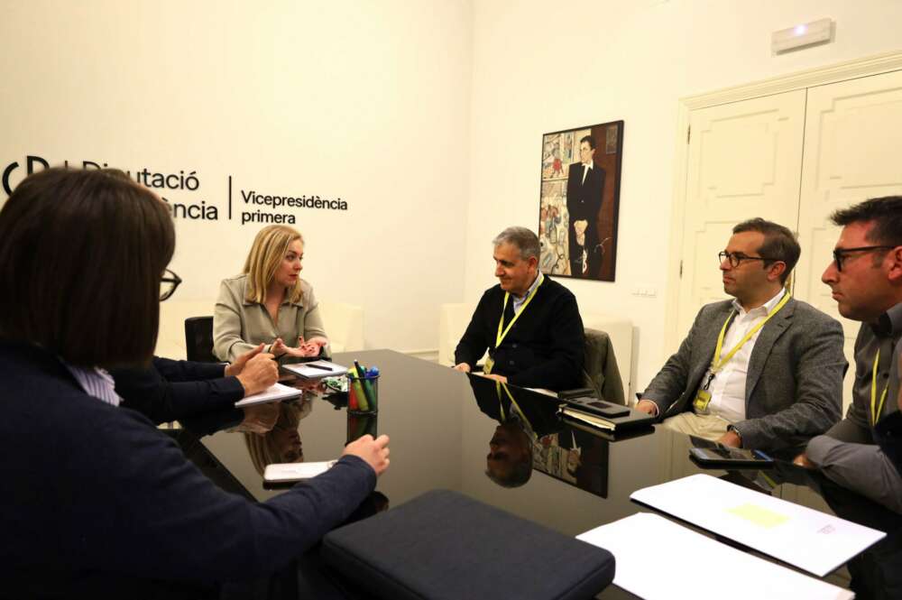 La vicepresidenta primera, Natàlia Enguix, se reúne con el secretario general de AVA-ASAJA, Juan Salvador Torres. Foto: Diputació de Valencia.